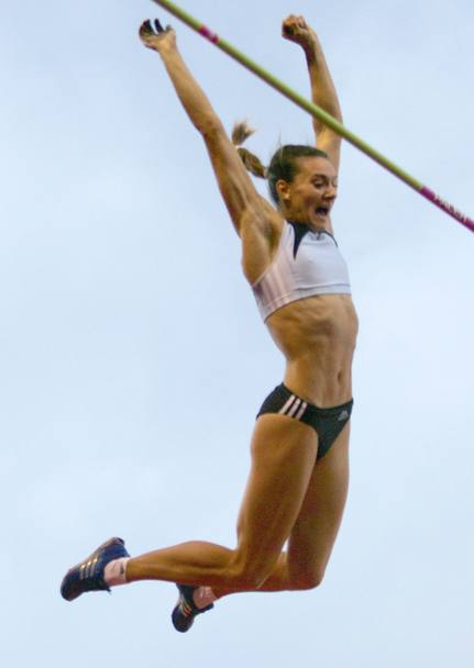 Uno dei tanti salti della campionessa russa Yelena Isinbayeva (Afp)